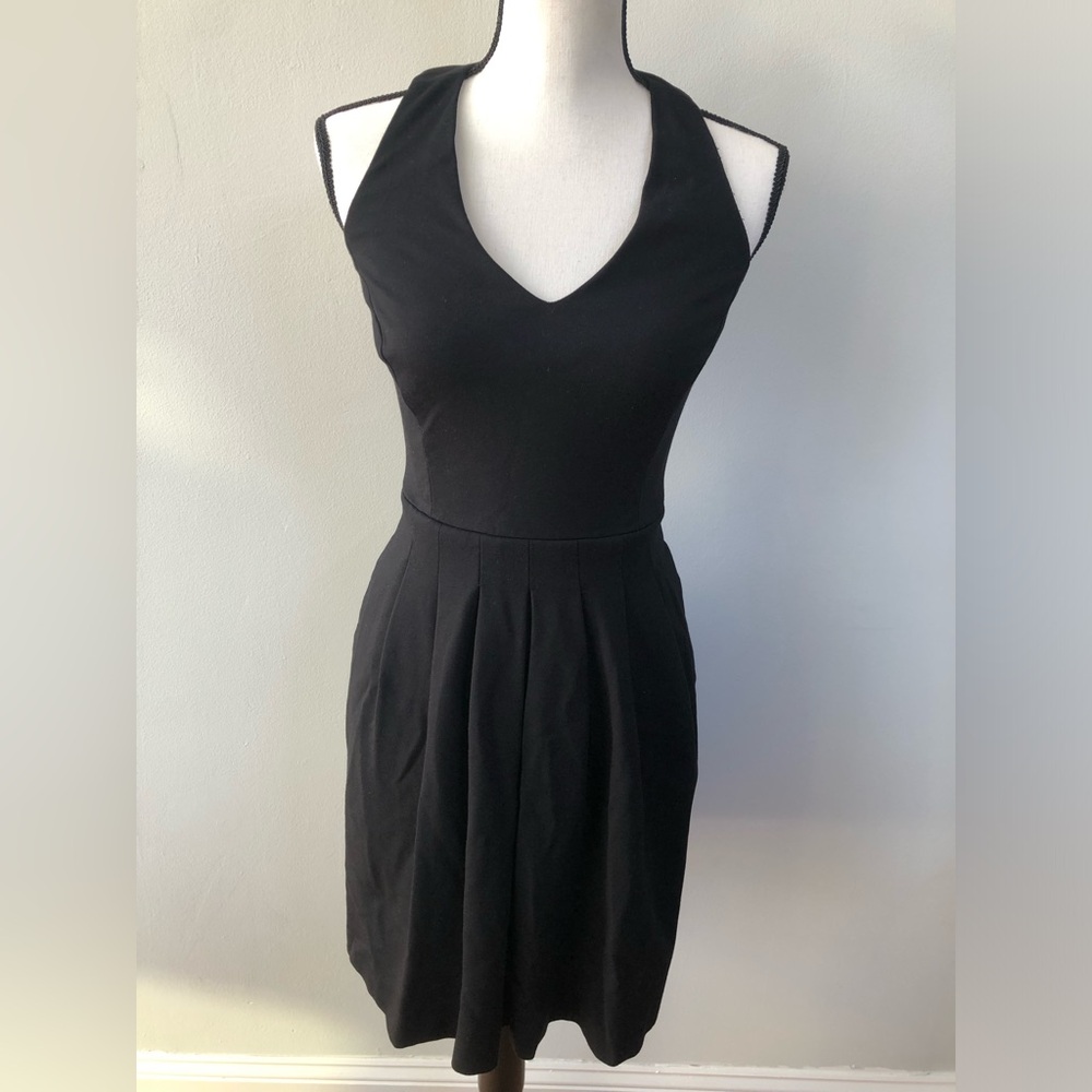 Elegant Black Sheath Dress with Halter Neckline for Night Out